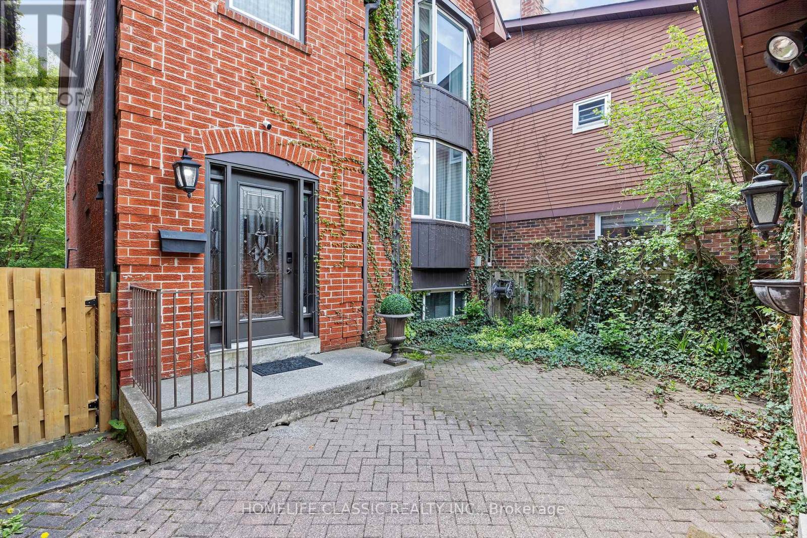 Photo 6 of 93 North Meadow Crescent, Vaughan ON