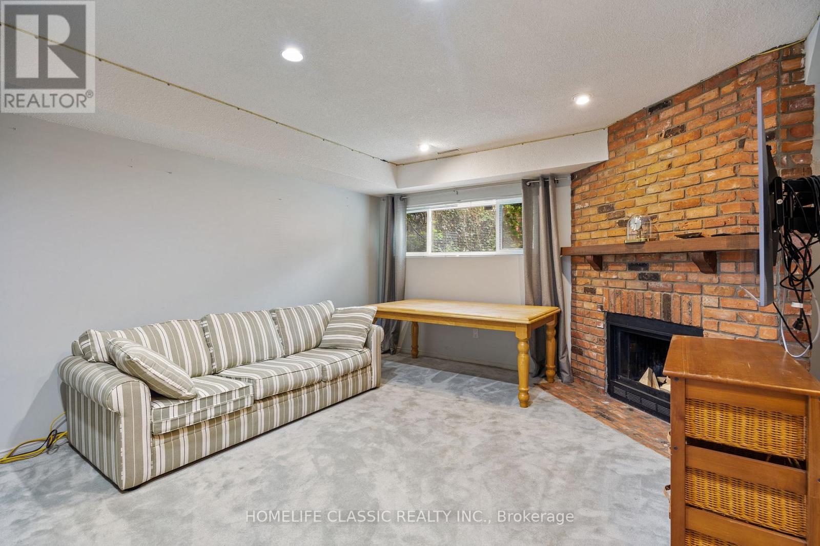 Photo 17 of 93 North Meadow Crescent, Vaughan ON