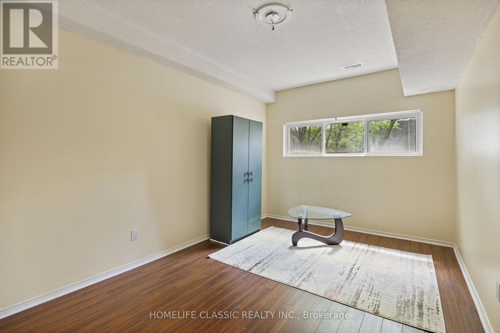 Photo 13 of 93 North Meadow Crescent, Vaughan ON