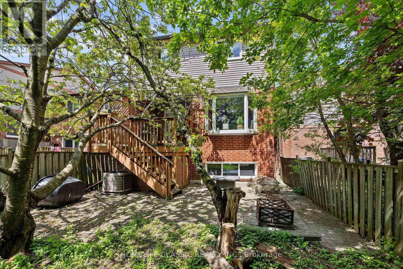 Photo 2 of 93 North Meadow Crescent, Vaughan ON