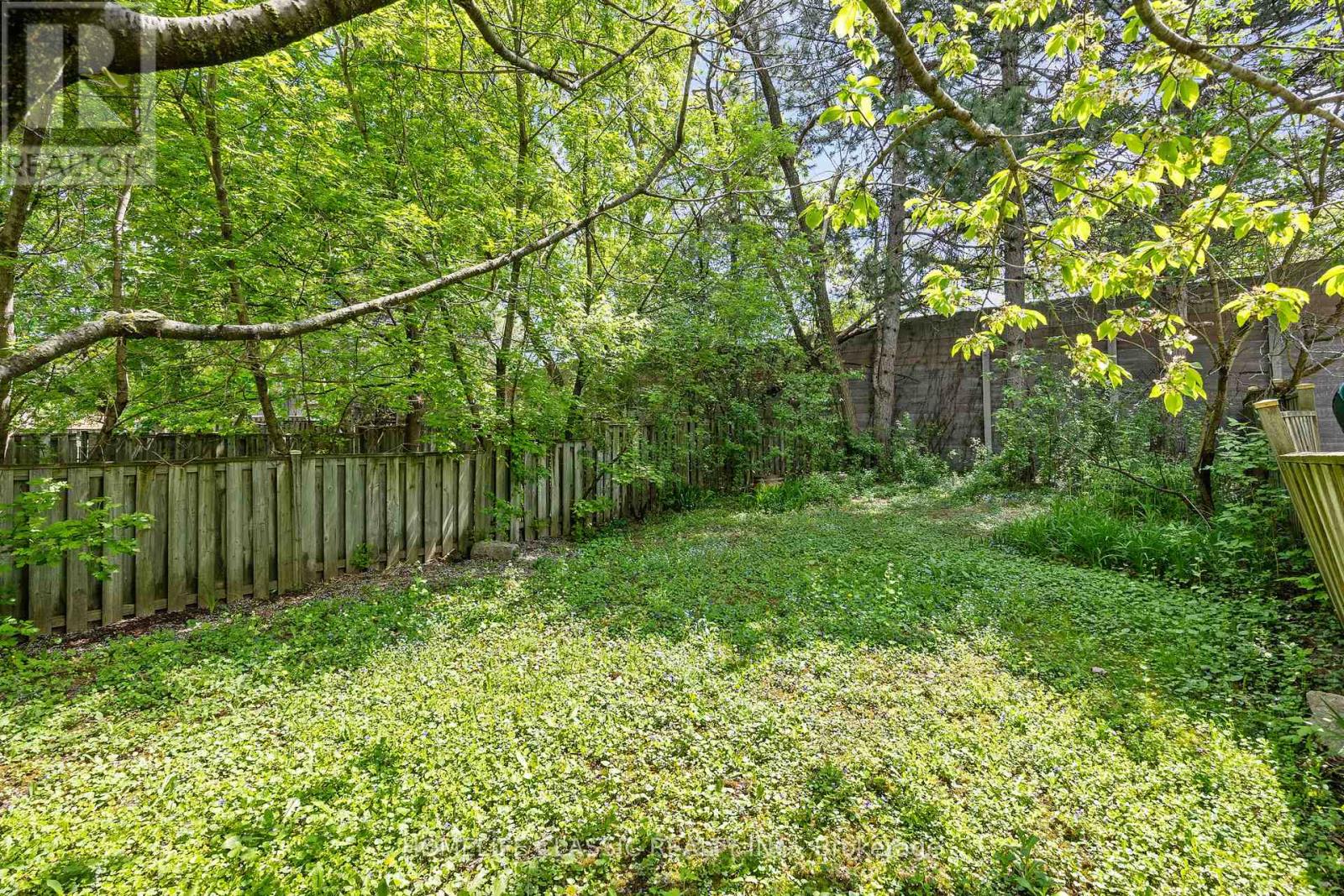 Photo 11 of 93 North Meadow Crescent, Vaughan ON