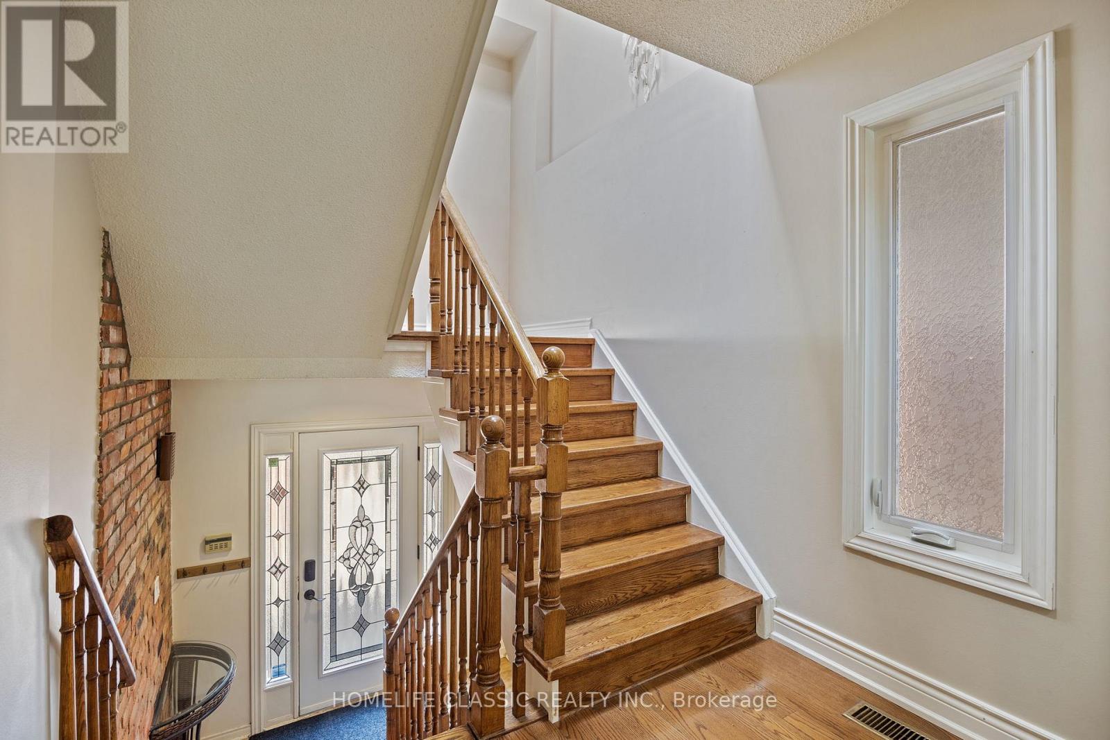 Photo 33 of 93 North Meadow Crescent, Vaughan ON
