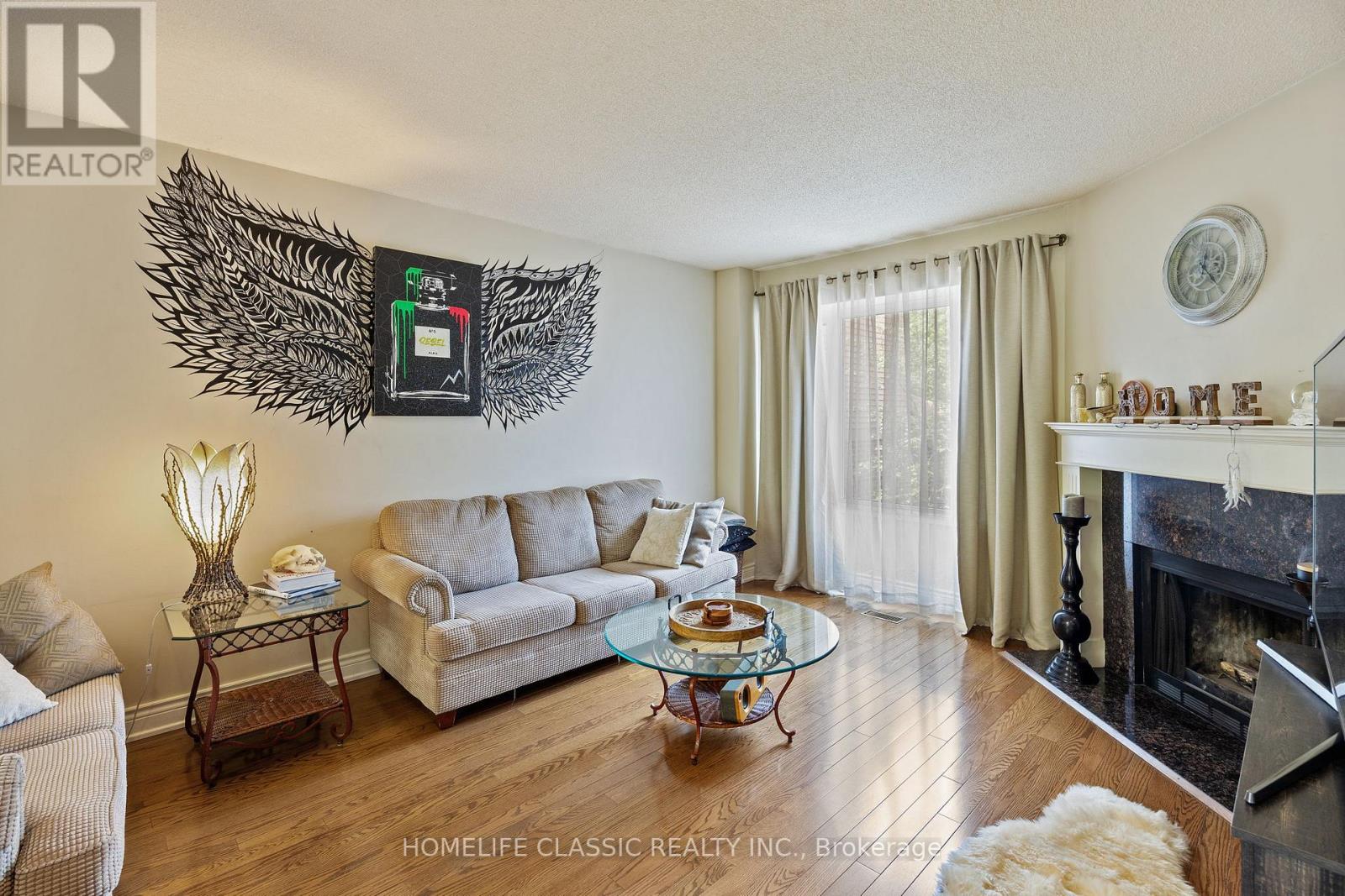 Photo 3 of 93 North Meadow Crescent, Vaughan ON