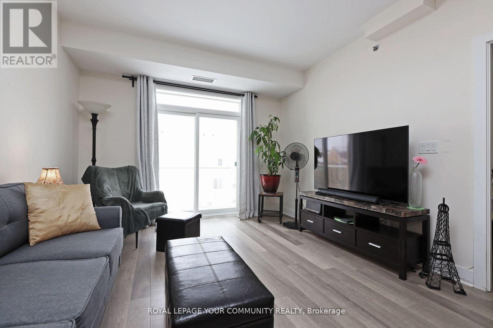 Photo 28 of 320 28 Prince Regent Street, Markham ON