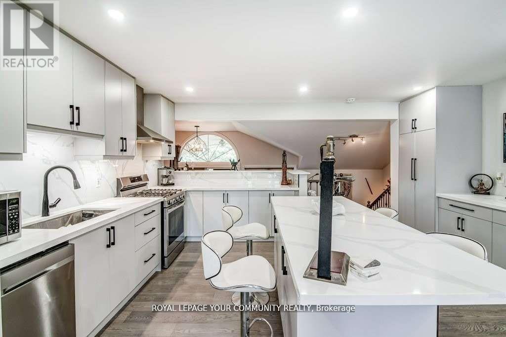 Photo 11 of 768 Grace Street, Newmarket ON