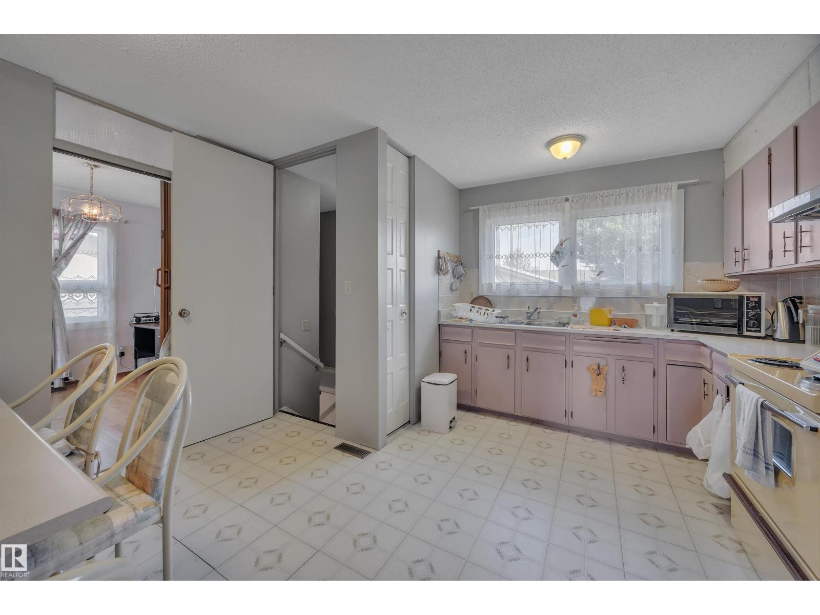 Photo 11 of 12220 156 Av Nw, Edmonton AB