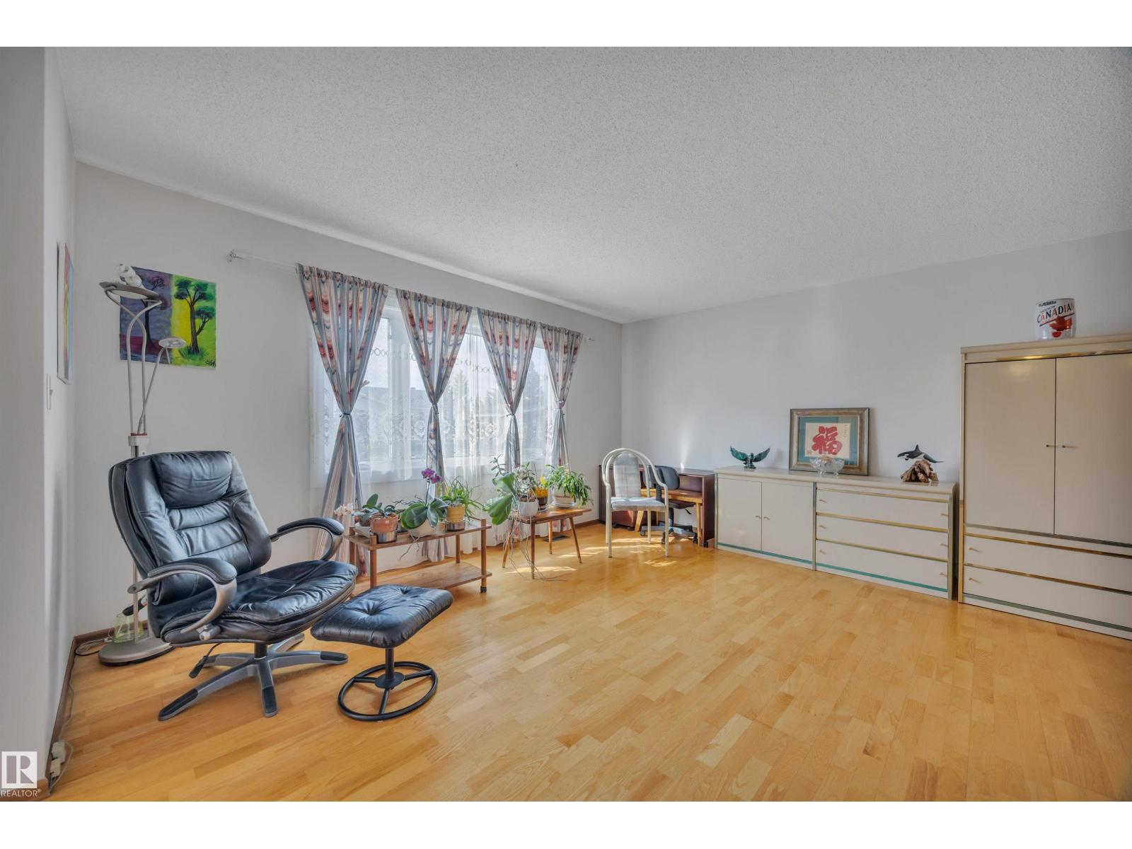 Photo 5 of 12220 156 Av Nw, Edmonton AB