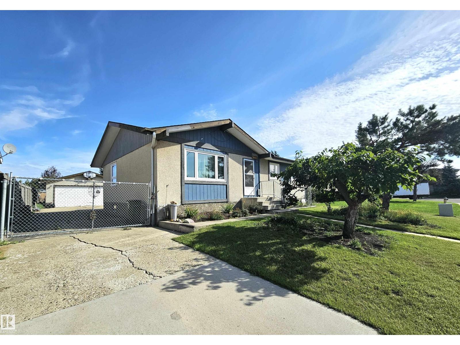 Photo 10 of 12220 156 Av Nw, Edmonton AB
