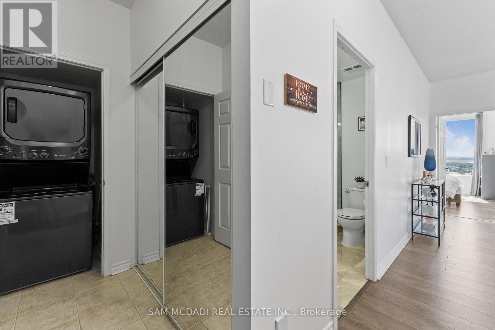 Photo 2 of 2404 388 Prince Of Wales Drive, Mississauga ON