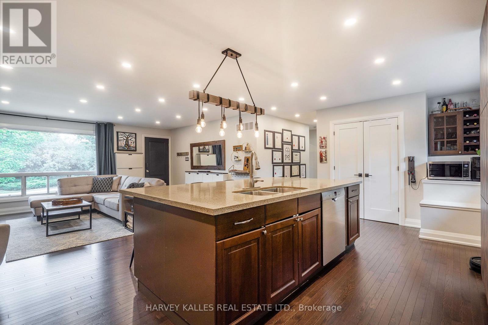 Photo 3 of 49 Theodore Drive, Mississauga ON