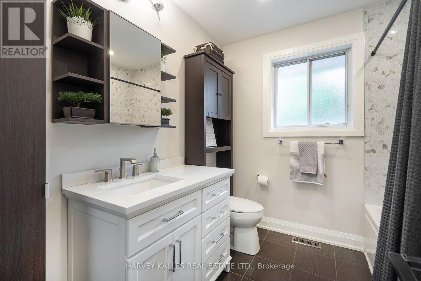 Photo 2 of 49 Theodore Drive, Mississauga ON