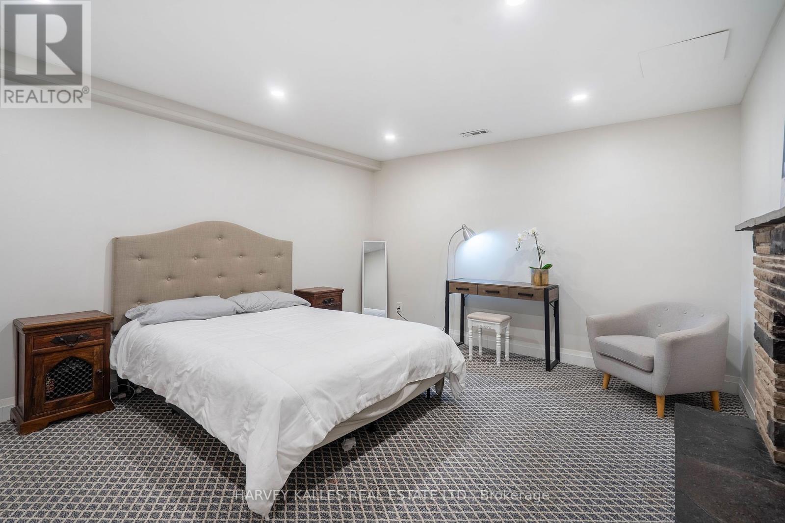 Photo 8 of 49 Theodore Drive, Mississauga ON