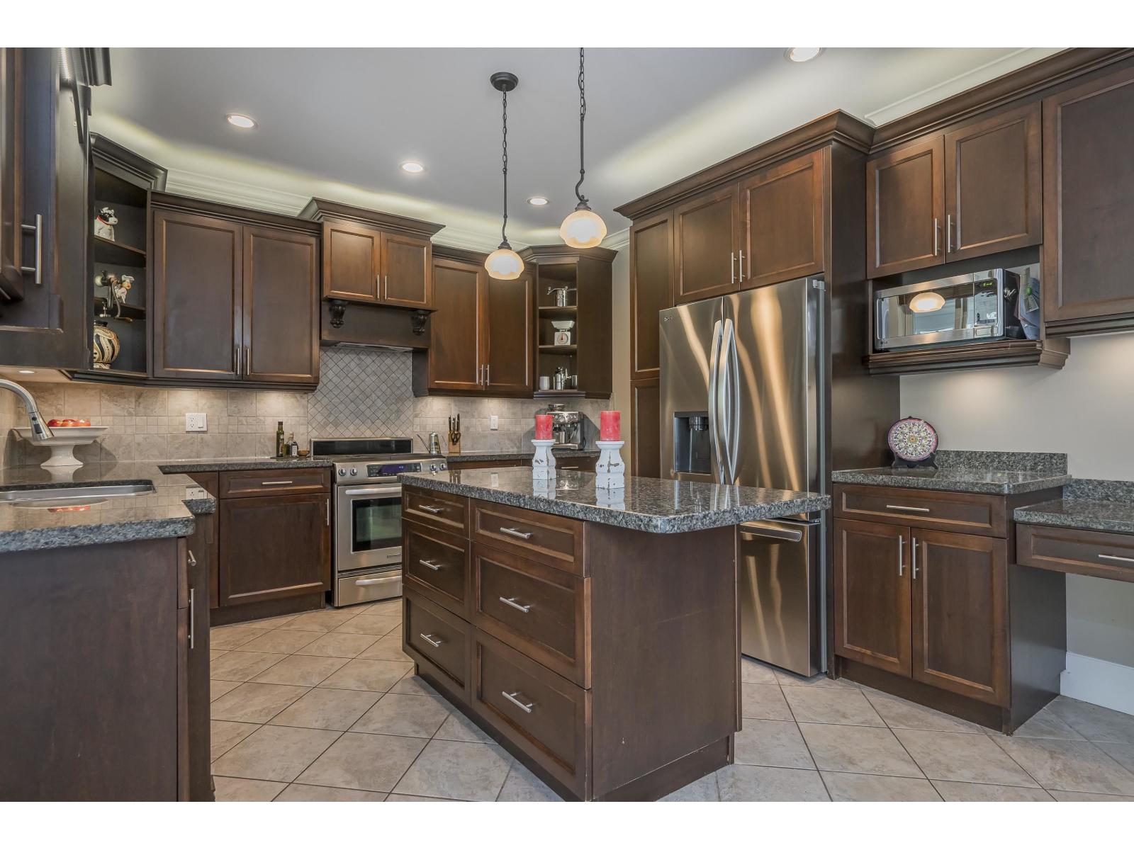 Photo 7 of 20347 98 A Avenue, Langley BC