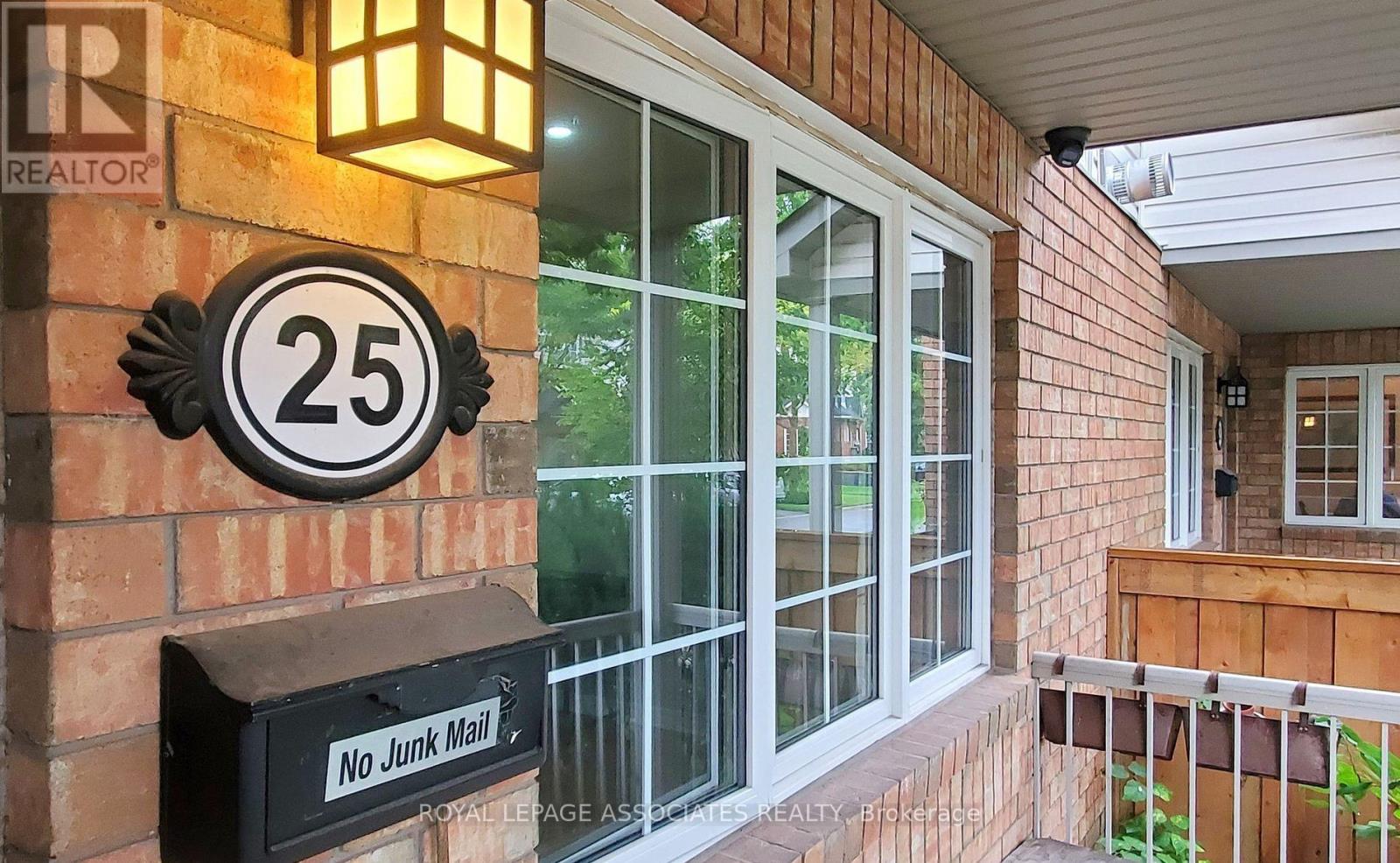 Photo 4 of 25 100 Beddoe Drive, Hamilton ON