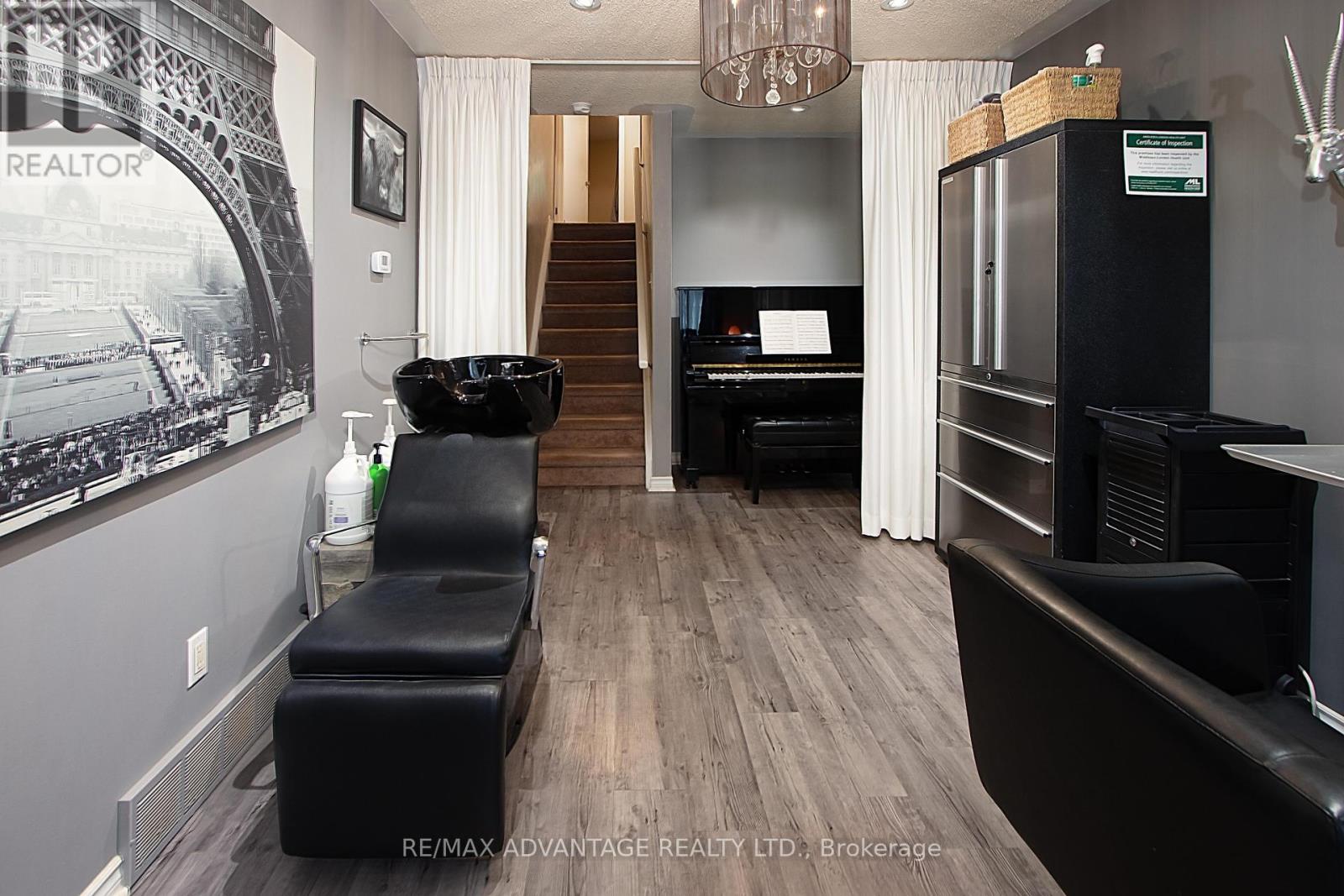 Photo 10 of 126 Olympic Crescent, London North ON
