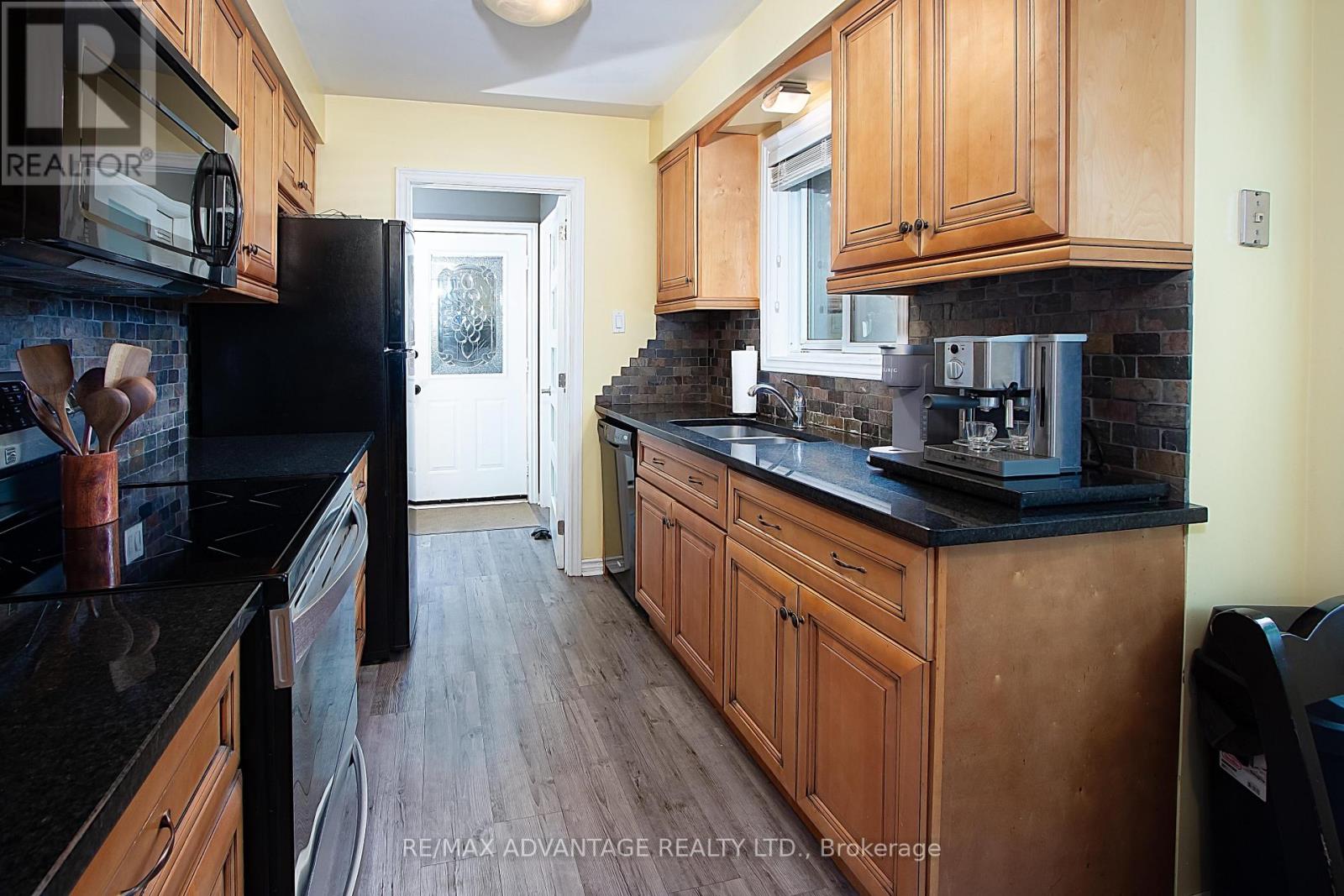 Photo 11 of 126 Olympic Crescent, London North ON