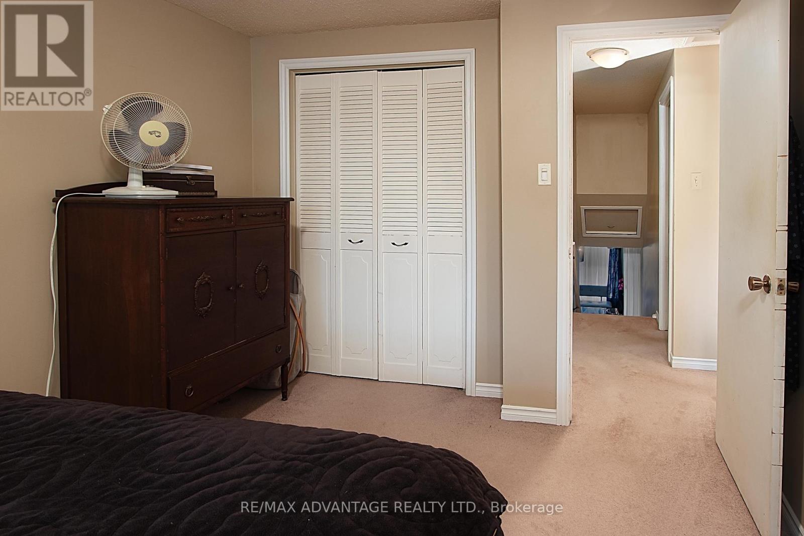 Photo 23 of 126 Olympic Crescent, London North ON