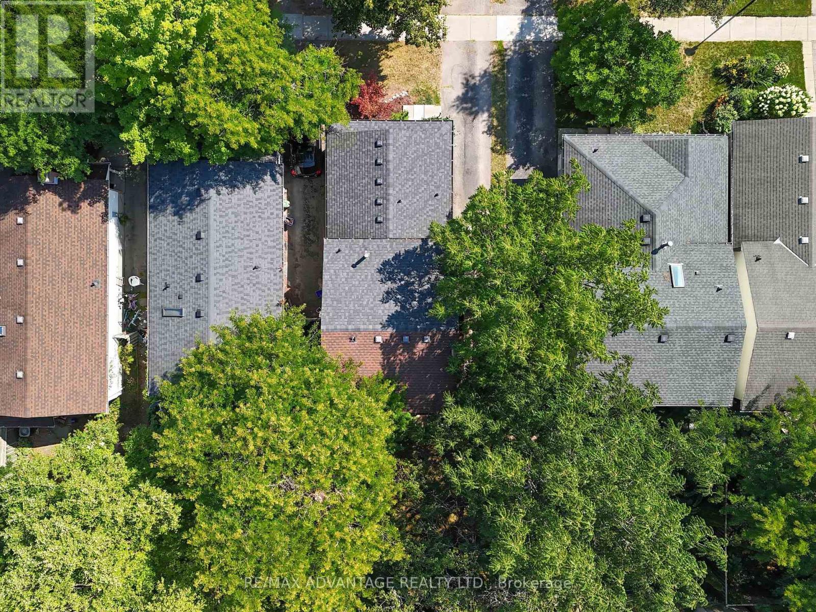 Photo 31 of 126 Olympic Crescent, London North ON