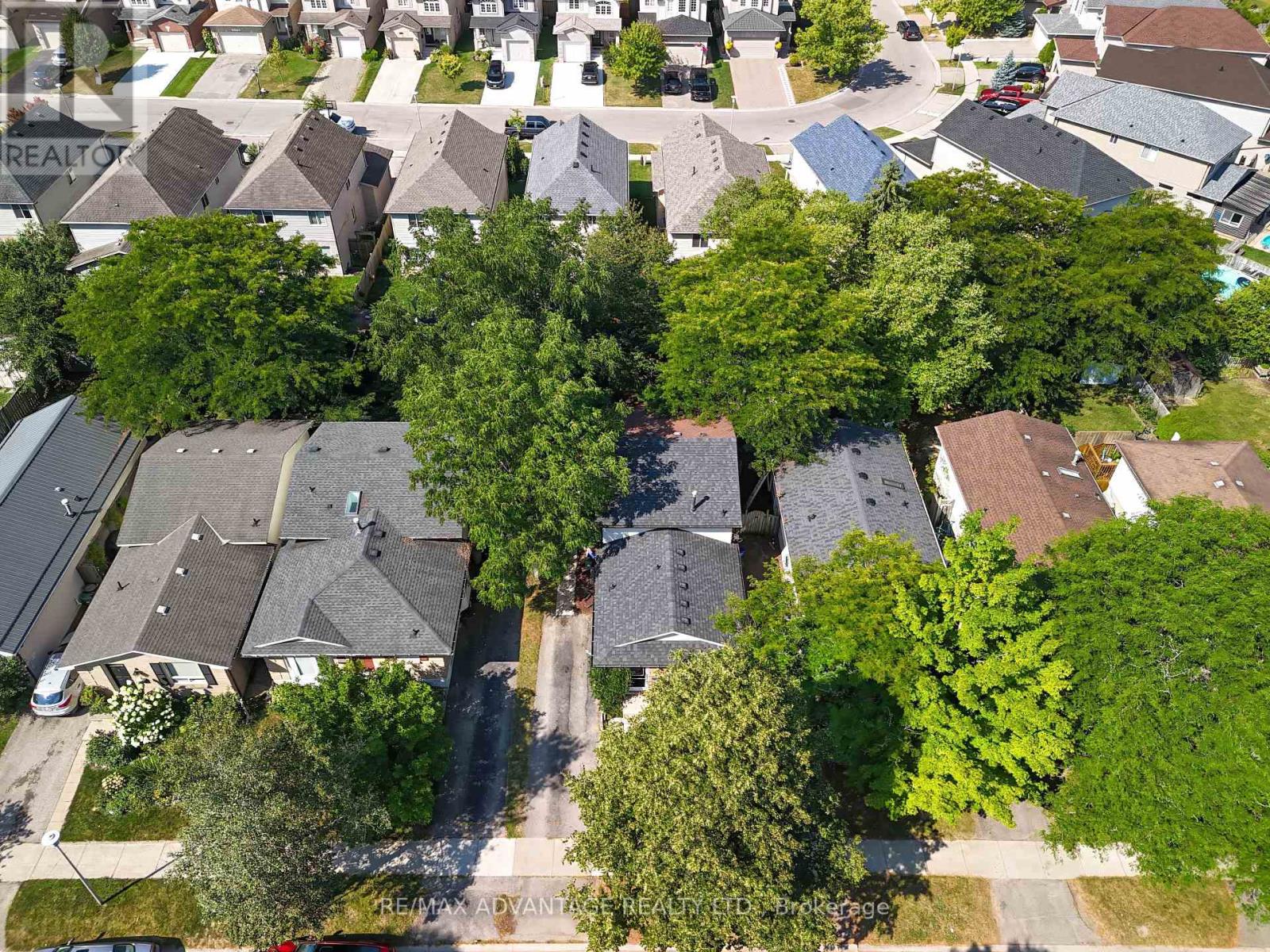 Photo 33 of 126 Olympic Crescent, London North ON