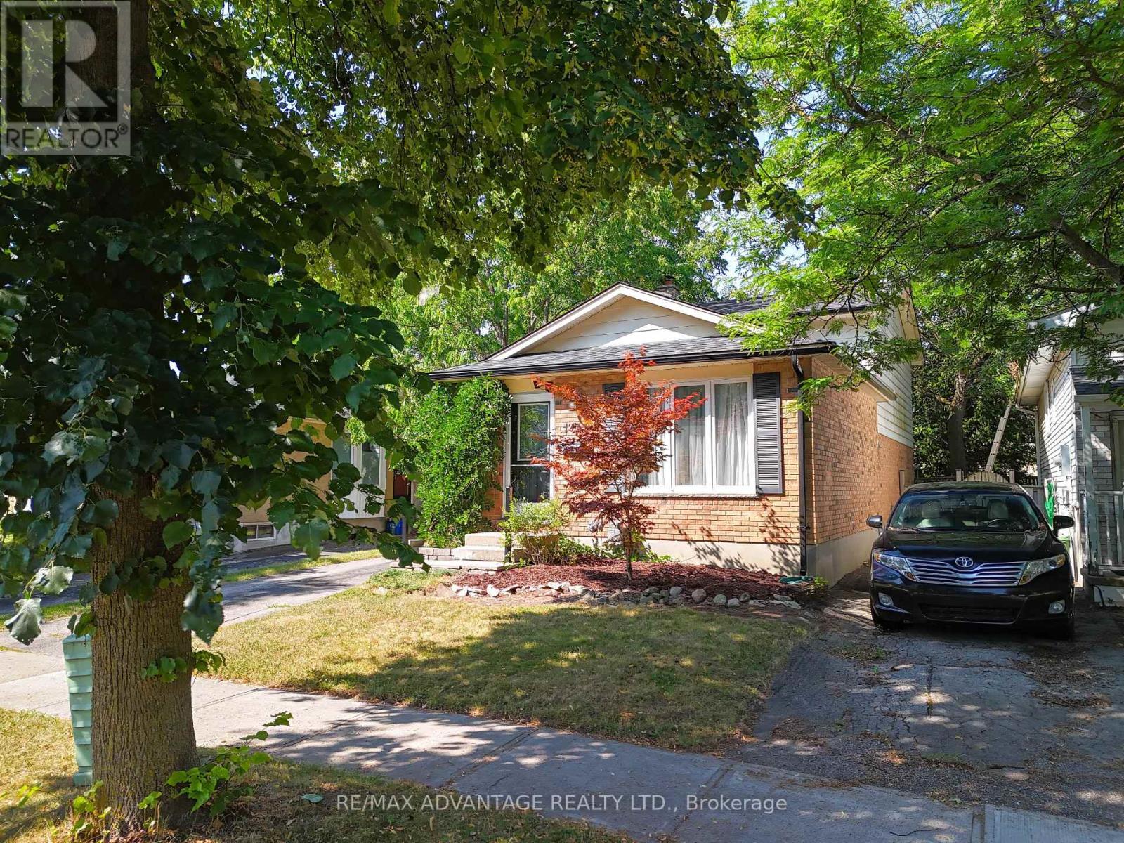 Photo 5 of 126 Olympic Crescent, London North ON