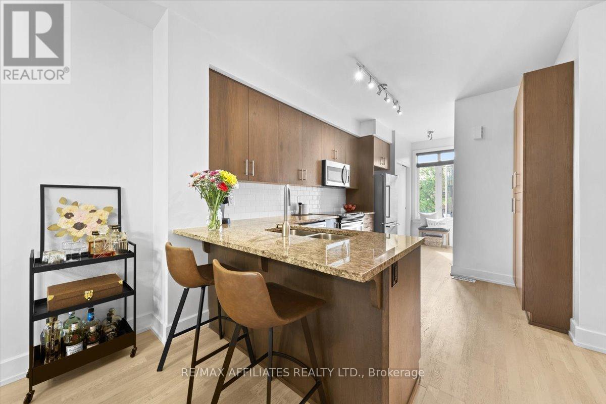 Photo 2 of 3 23 Bergeron Private, Ottawa ON