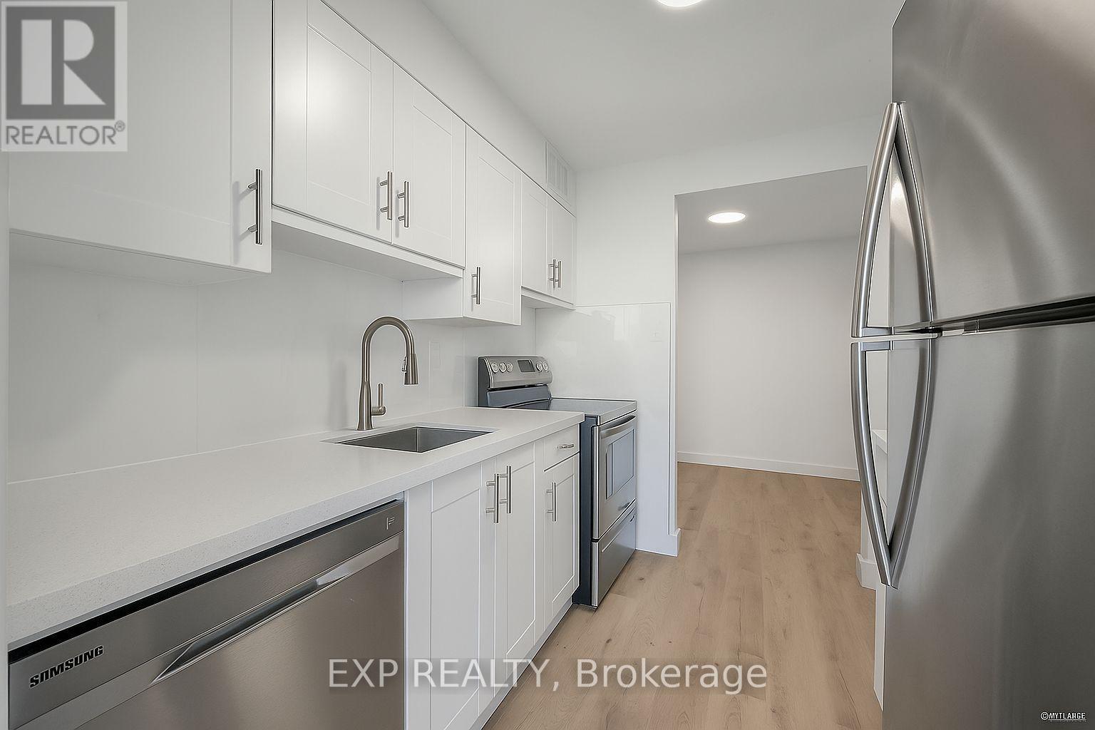 Photo 4 of 907 45 Sunrise Avenue, Toronto ON