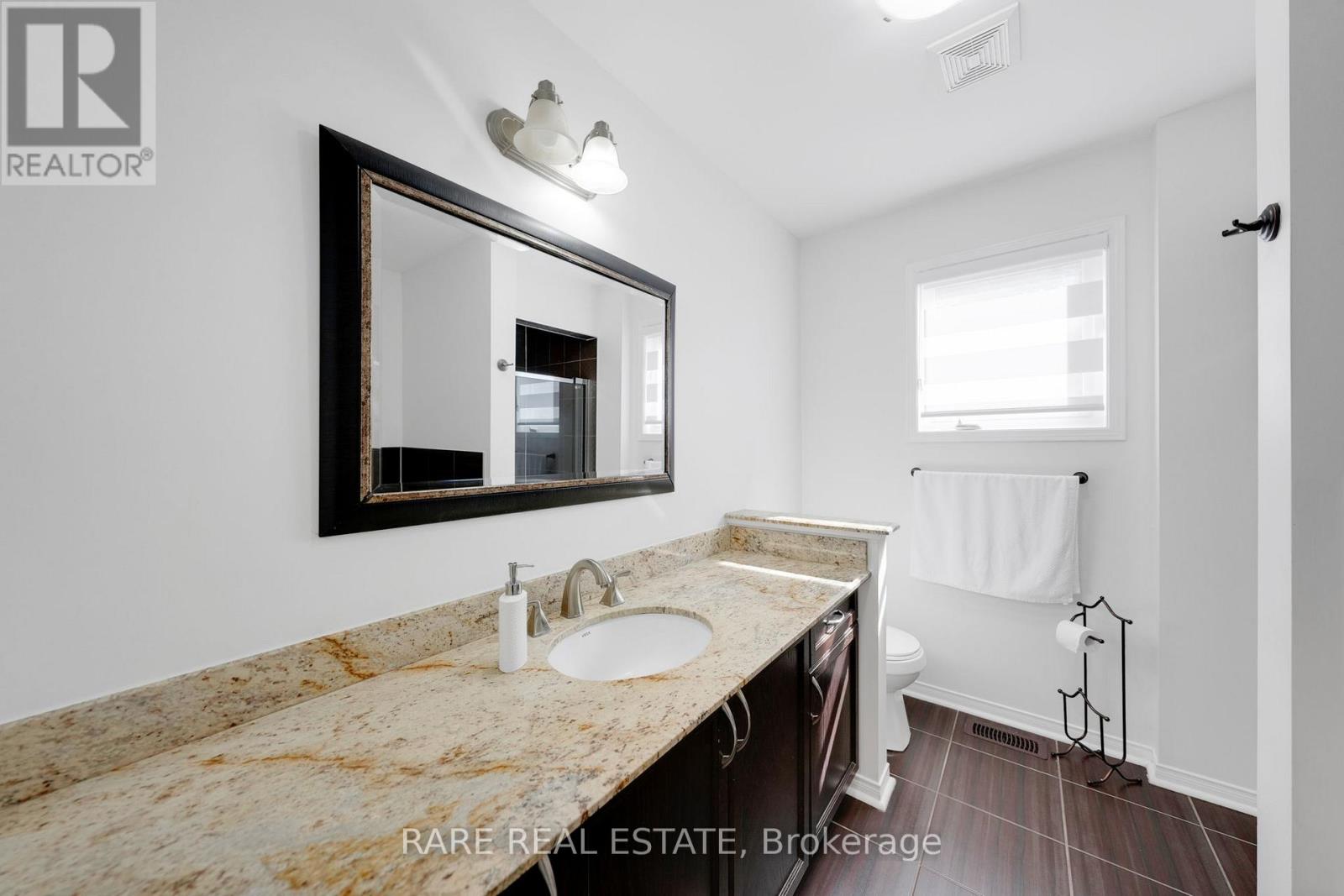 Photo 1 of 43 Acorn Lane, Bradford West Gwillimbury ON