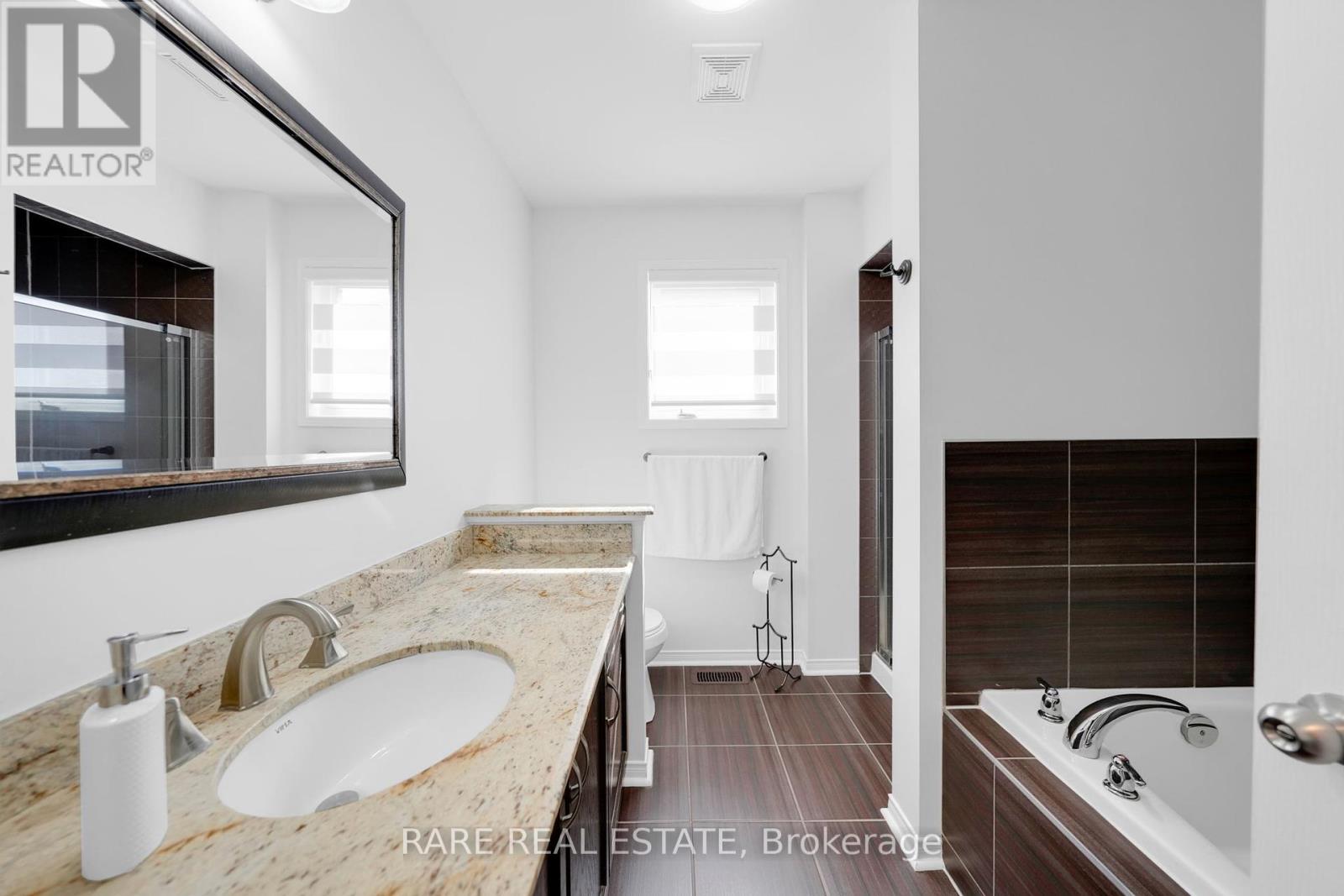 Photo 16 of 43 Acorn Lane, Bradford West Gwillimbury ON