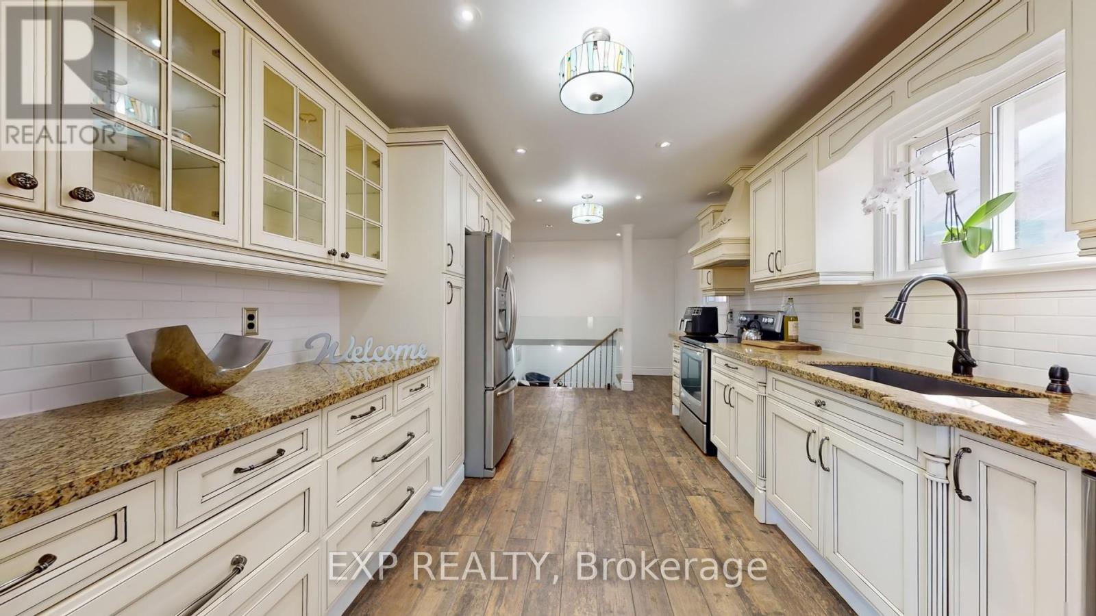 Photo 10 of 65 Lowe Boulevard, Newmarket ON
