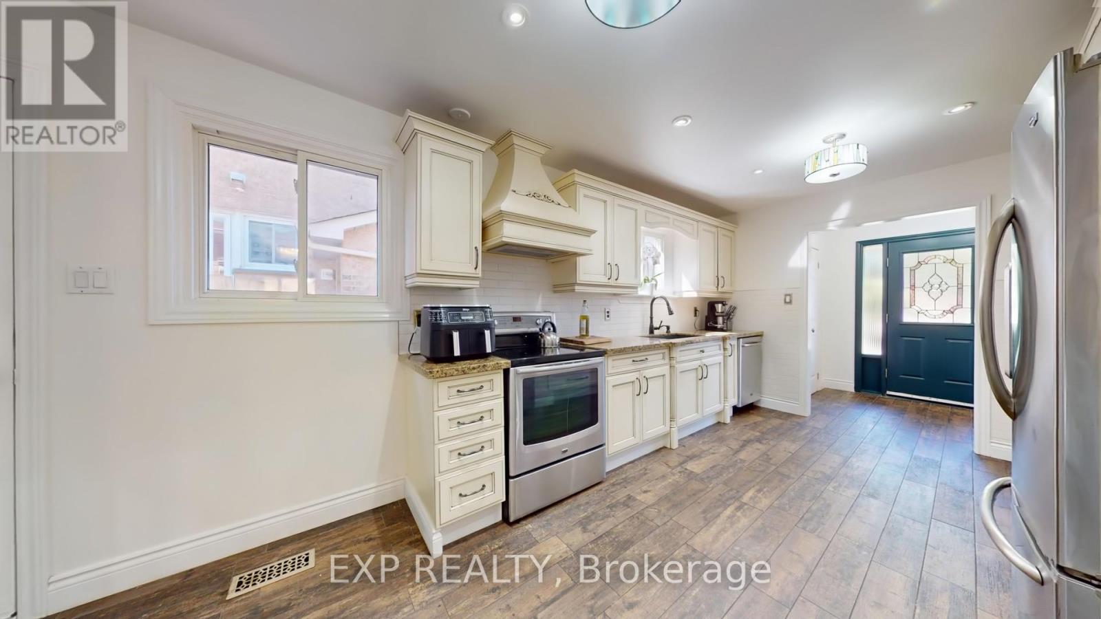 Photo 11 of 65 Lowe Boulevard, Newmarket ON