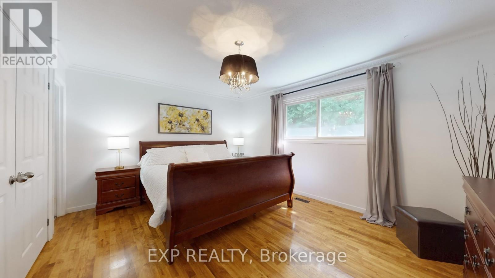 Photo 12 of 65 Lowe Boulevard, Newmarket ON