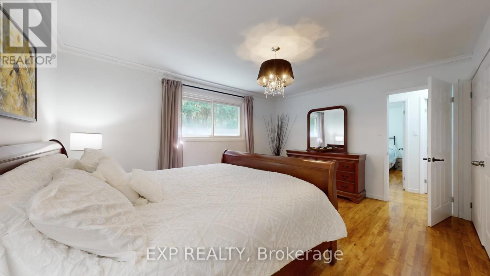 Photo 14 of 65 Lowe Boulevard, Newmarket ON