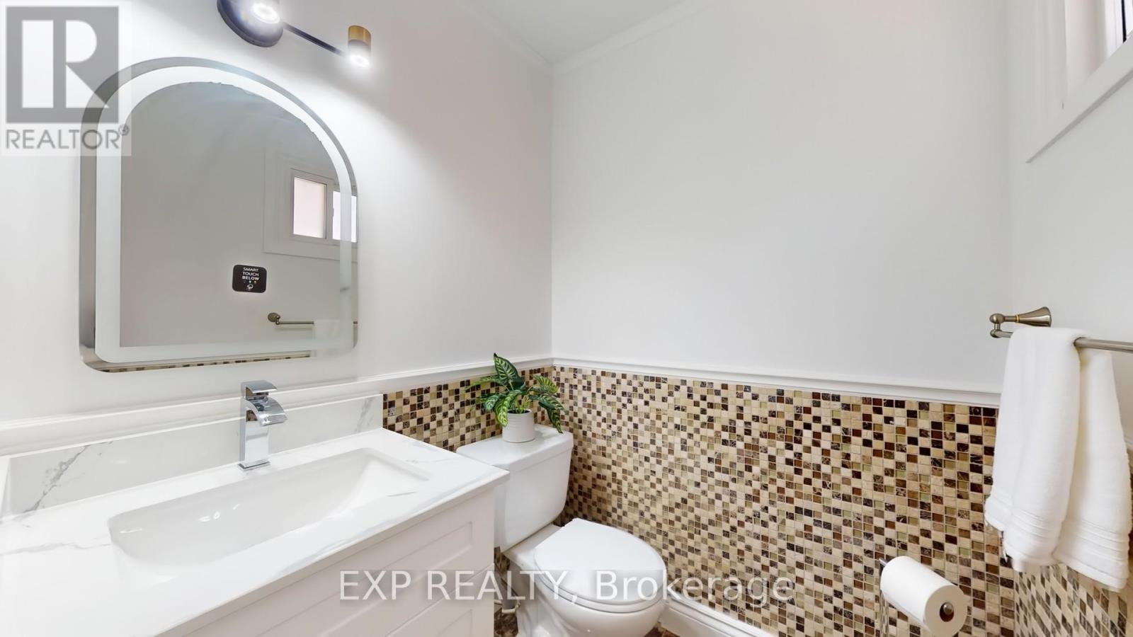 Photo 15 of 65 Lowe Boulevard, Newmarket ON