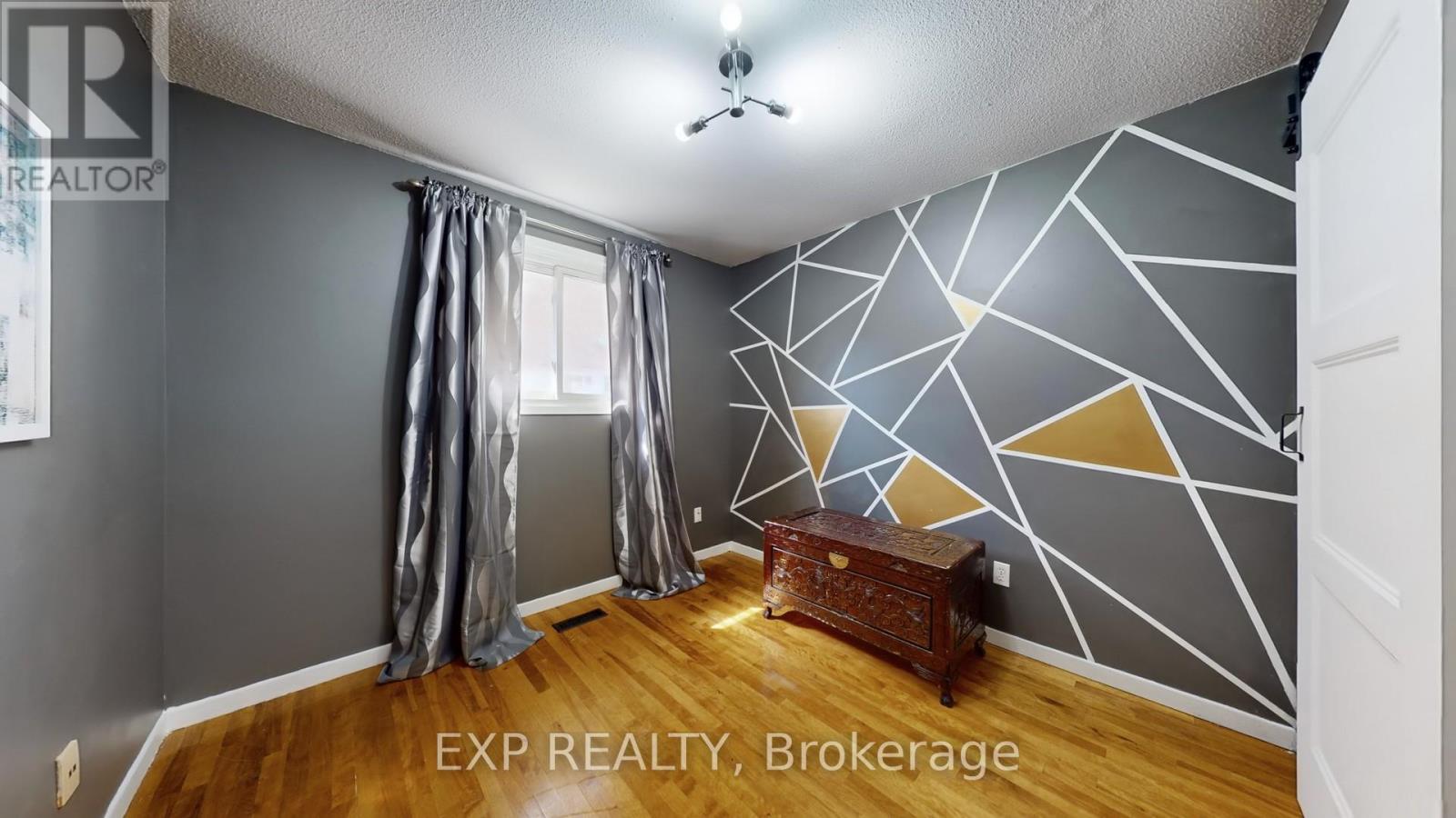 Photo 17 of 65 Lowe Boulevard, Newmarket ON