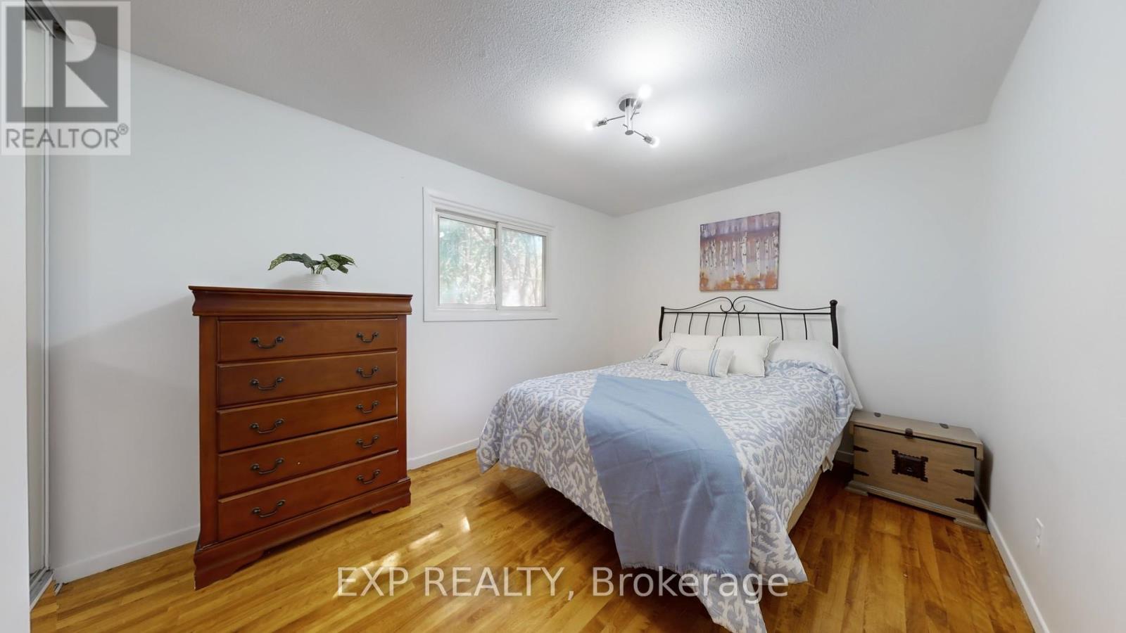 Photo 18 of 65 Lowe Boulevard, Newmarket ON