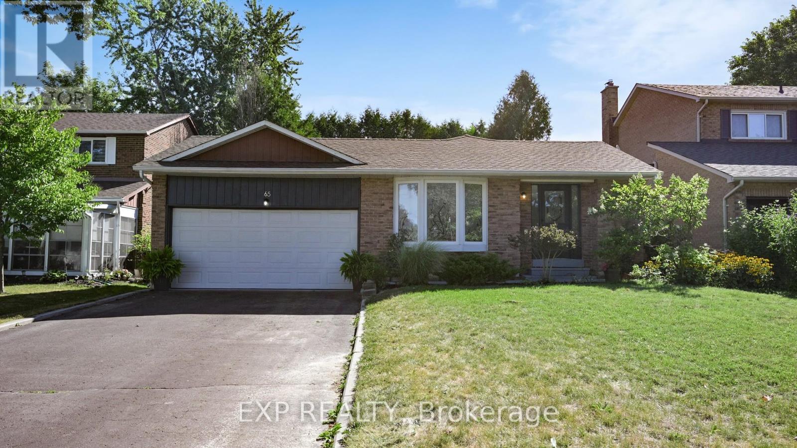 Photo 2 of 65 Lowe Boulevard, Newmarket ON