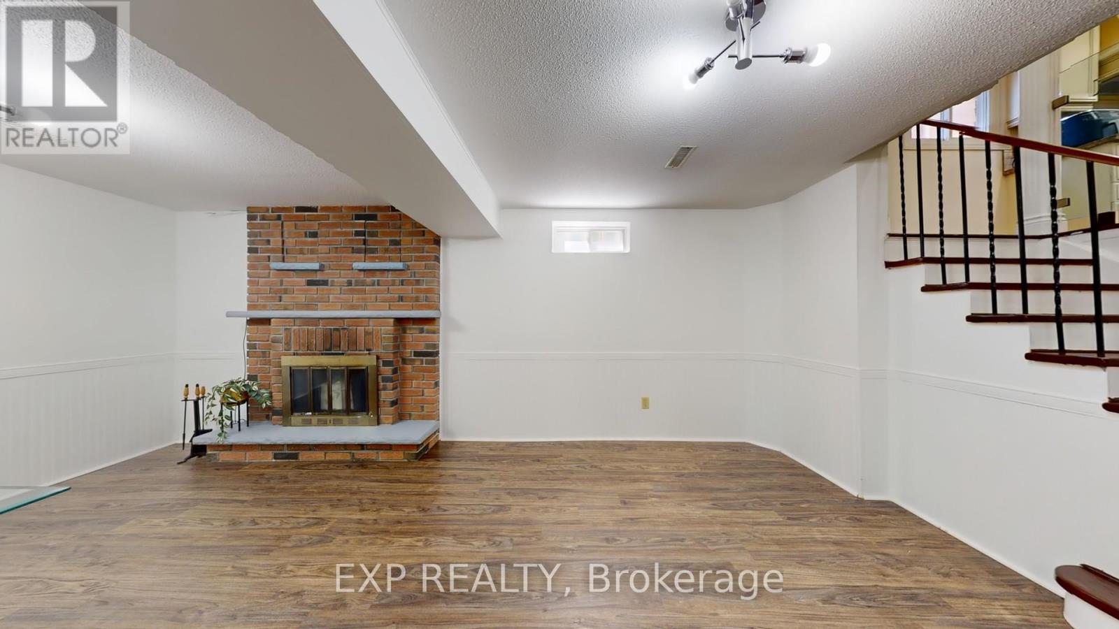 Photo 24 of 65 Lowe Boulevard, Newmarket ON
