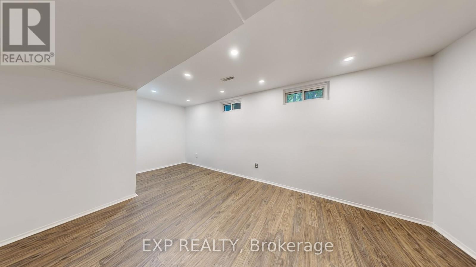Photo 25 of 65 Lowe Boulevard, Newmarket ON