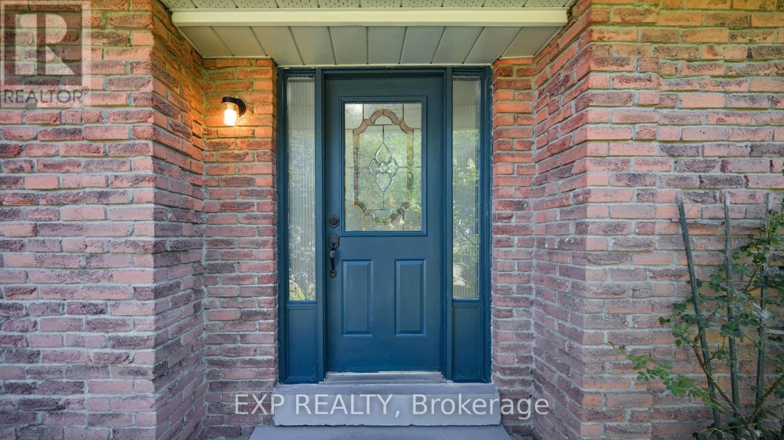 Photo 3 of 65 Lowe Boulevard, Newmarket ON