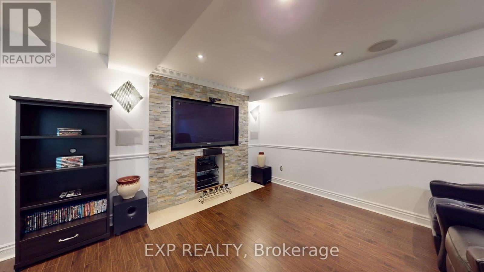 Photo 34 of 65 Lowe Boulevard, Newmarket ON