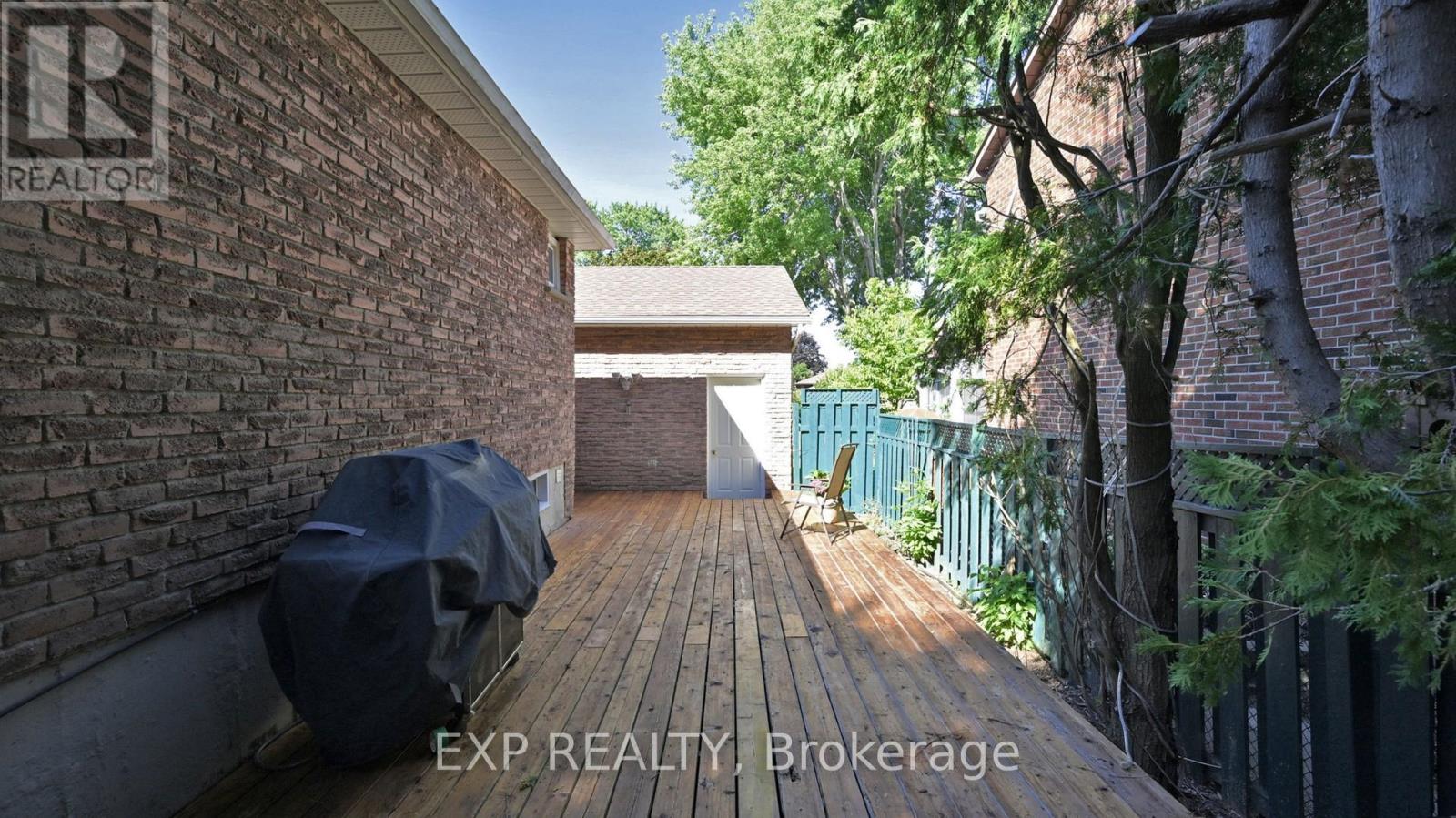 Photo 36 of 65 Lowe Boulevard, Newmarket ON