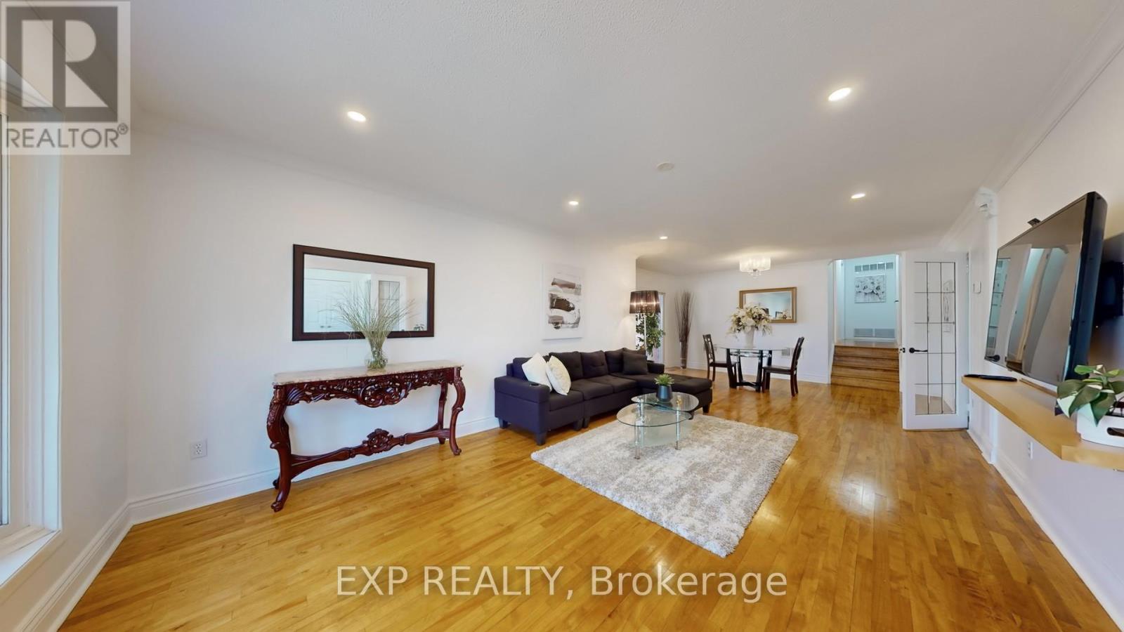 Photo 4 of 65 Lowe Boulevard, Newmarket ON