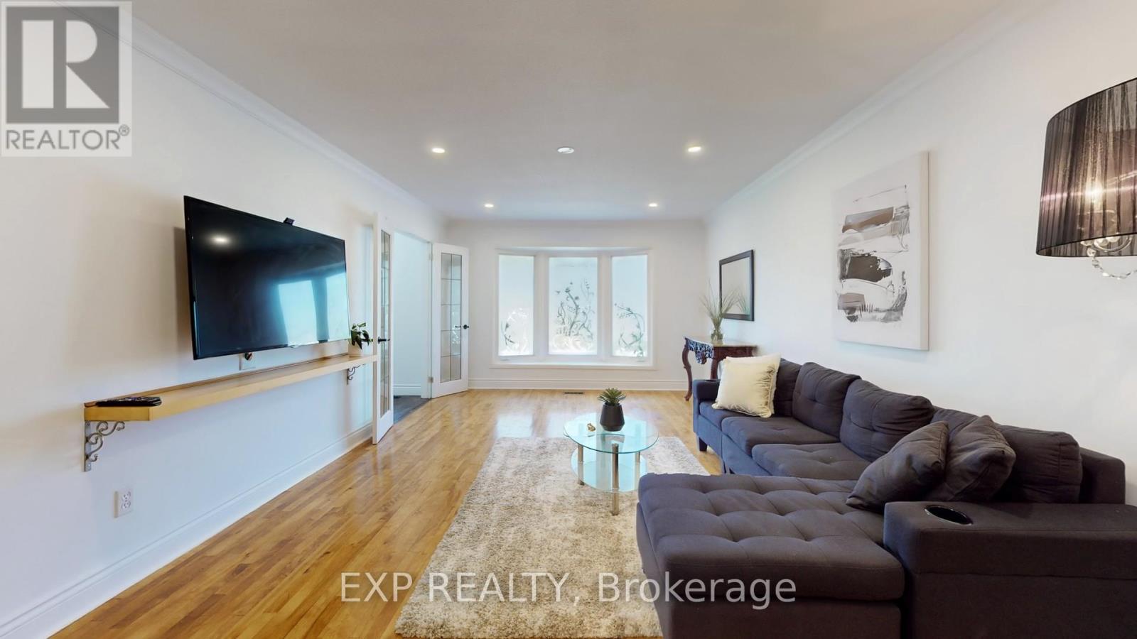 Photo 5 of 65 Lowe Boulevard, Newmarket ON