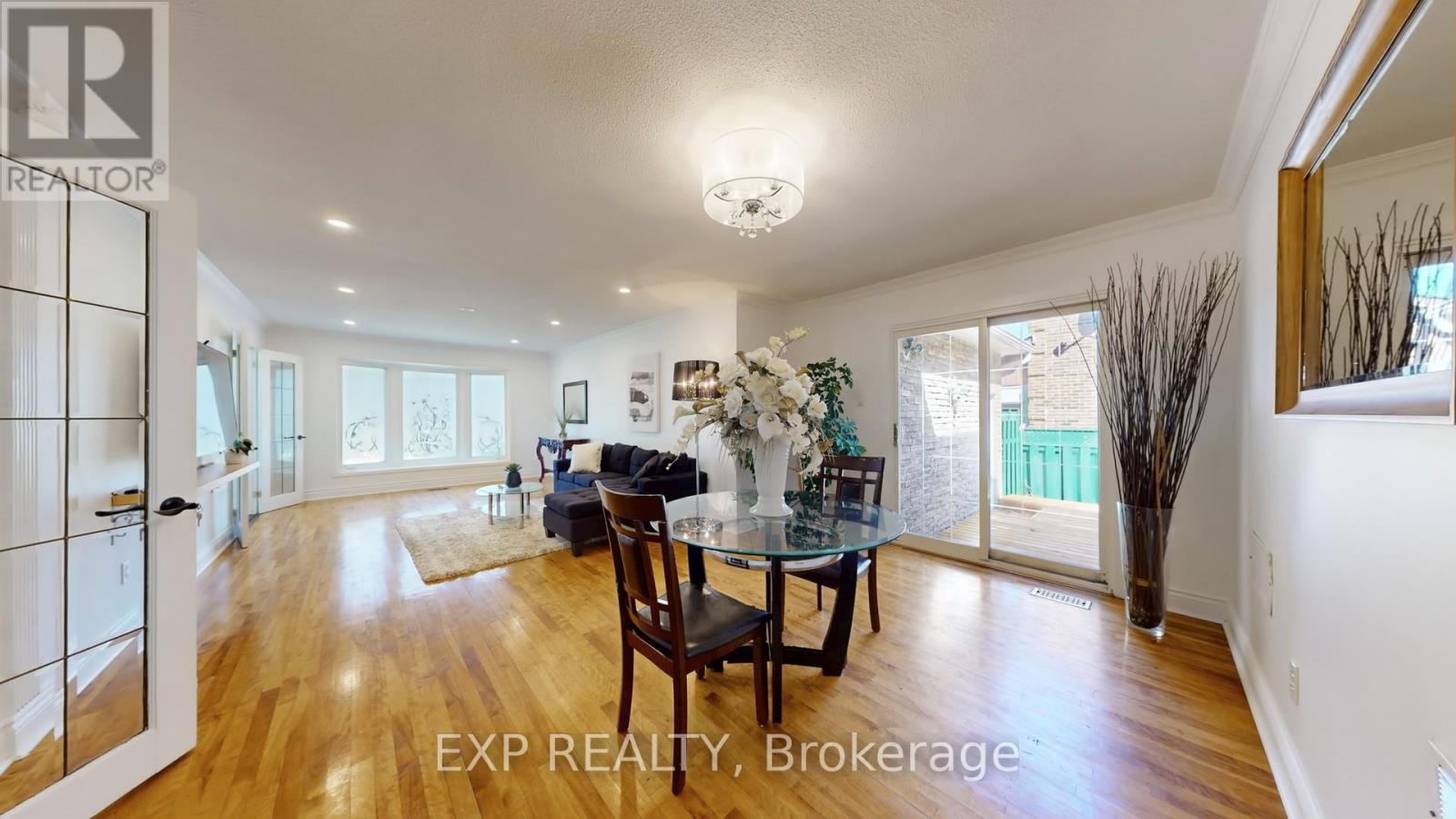 Photo 6 of 65 Lowe Boulevard, Newmarket ON