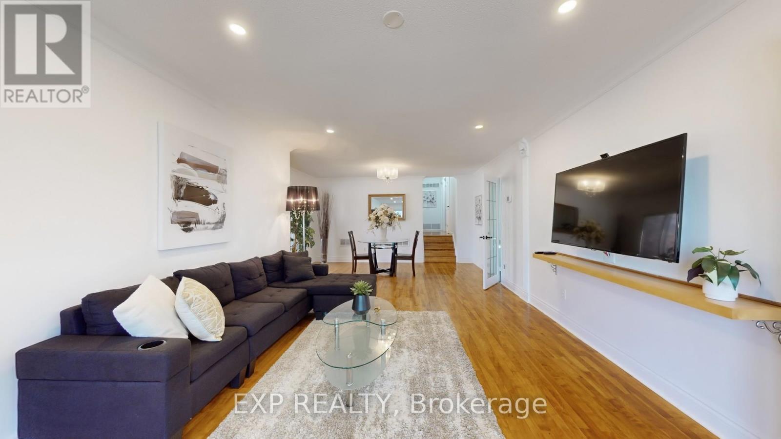 Photo 7 of 65 Lowe Boulevard, Newmarket ON