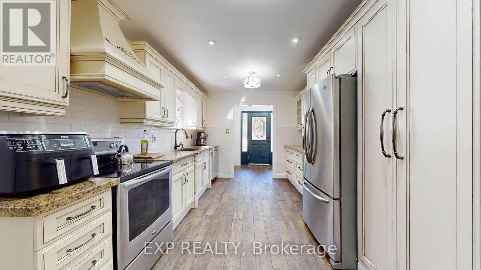Photo 9 of 65 Lowe Boulevard, Newmarket ON