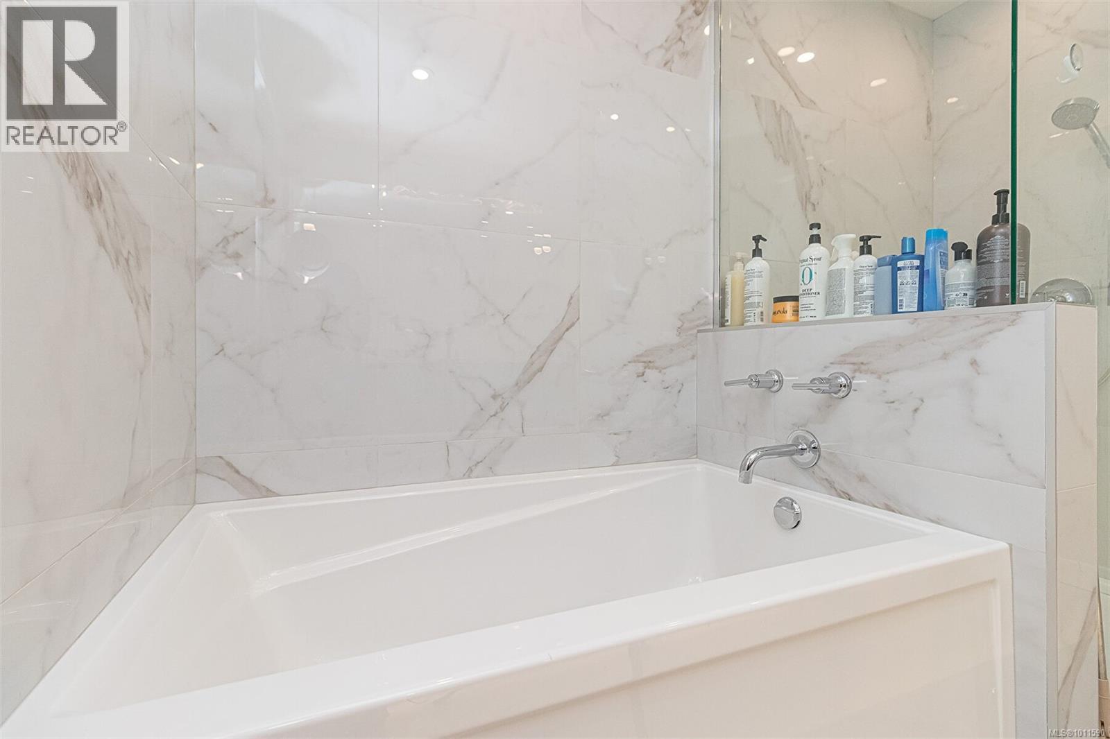 Photo 3 of 406 5118 Cordova Bay Rd, Saanich BC