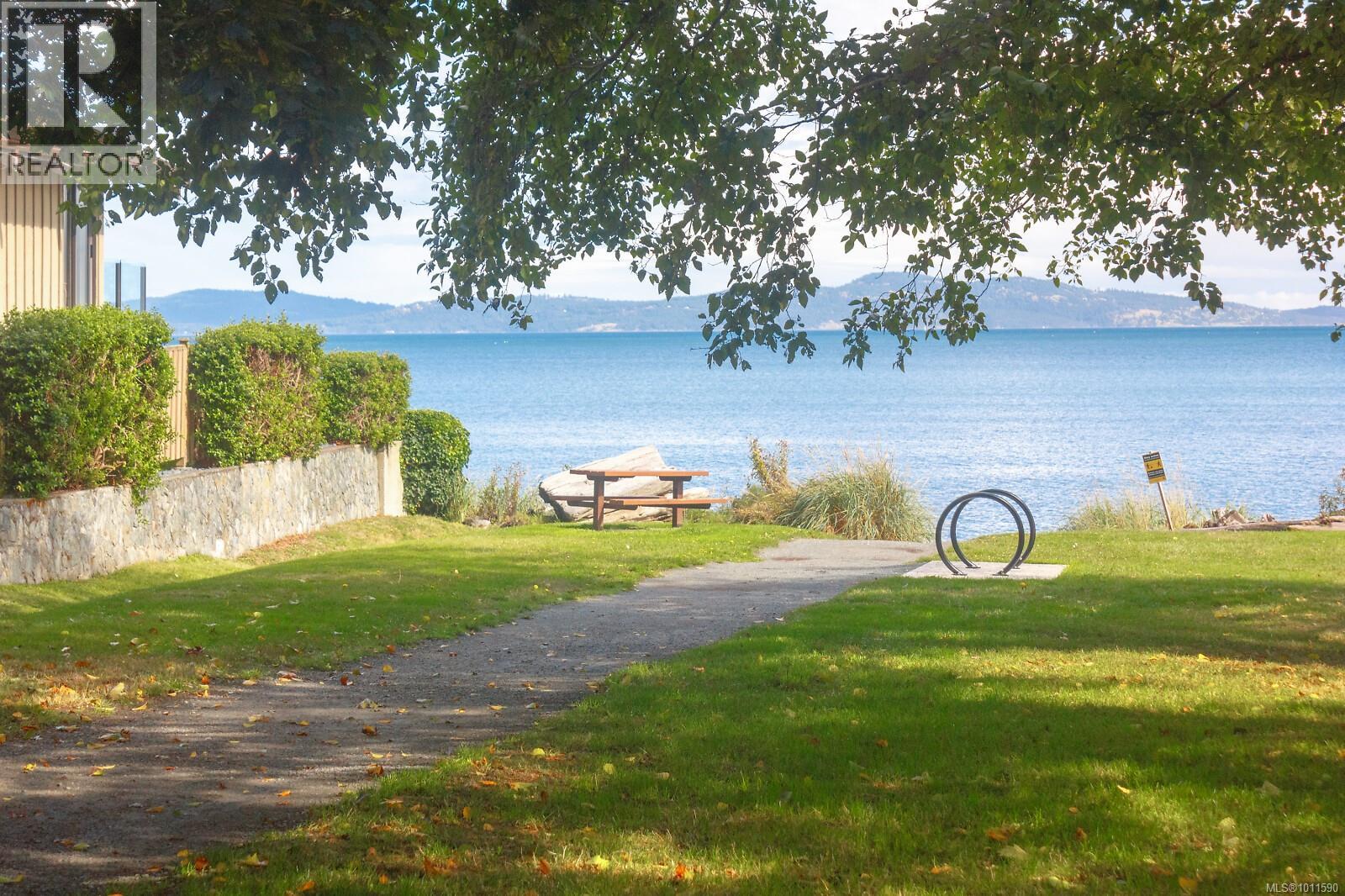 Photo 7 of 406 5118 Cordova Bay Rd, Saanich BC