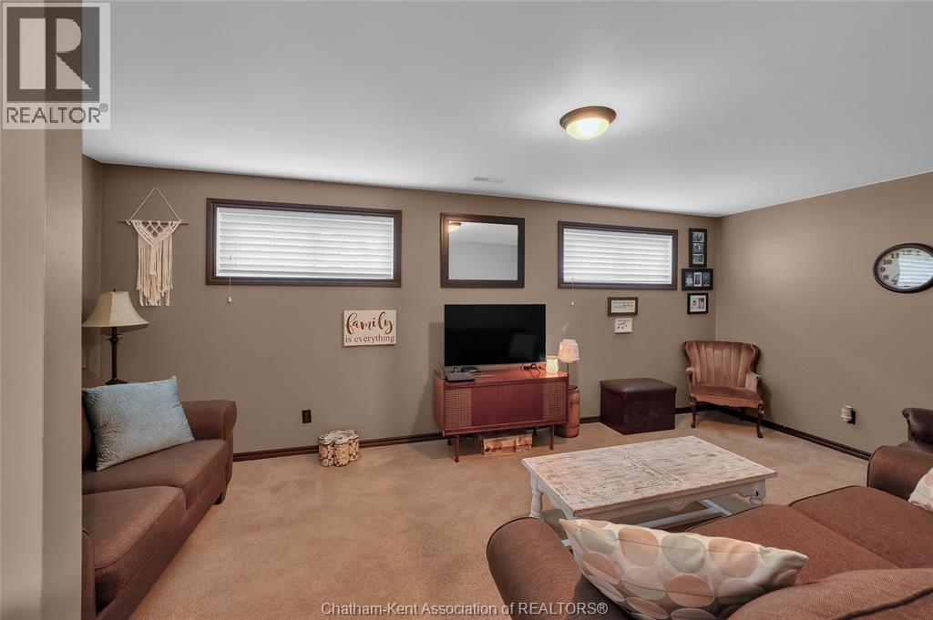 Photo 15 of 137 Primrose Lane, Chatham ON