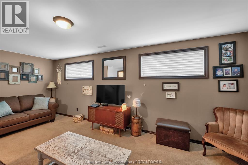 Photo 16 of 137 Primrose Lane, Chatham ON